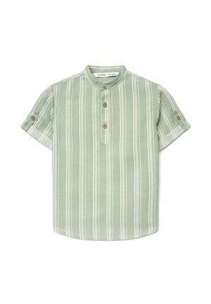 Camicia verde chiaro a maniche corte con righe verticali bianche, colletto alla mandarina, tre bottoni frontali e patte sulle maniche con bottoni.