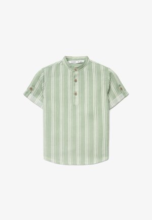Camicia verde chiaro a maniche corte con righe verticali bianche, colletto alla mandarina, tre bottoni frontali e patte sulle maniche con bottoni.