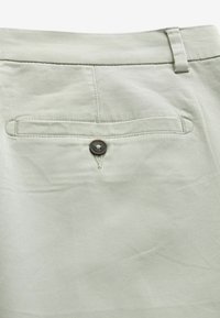 Next STRAIGHT FIT STRETCH CHINO - Kratke hlače - light green