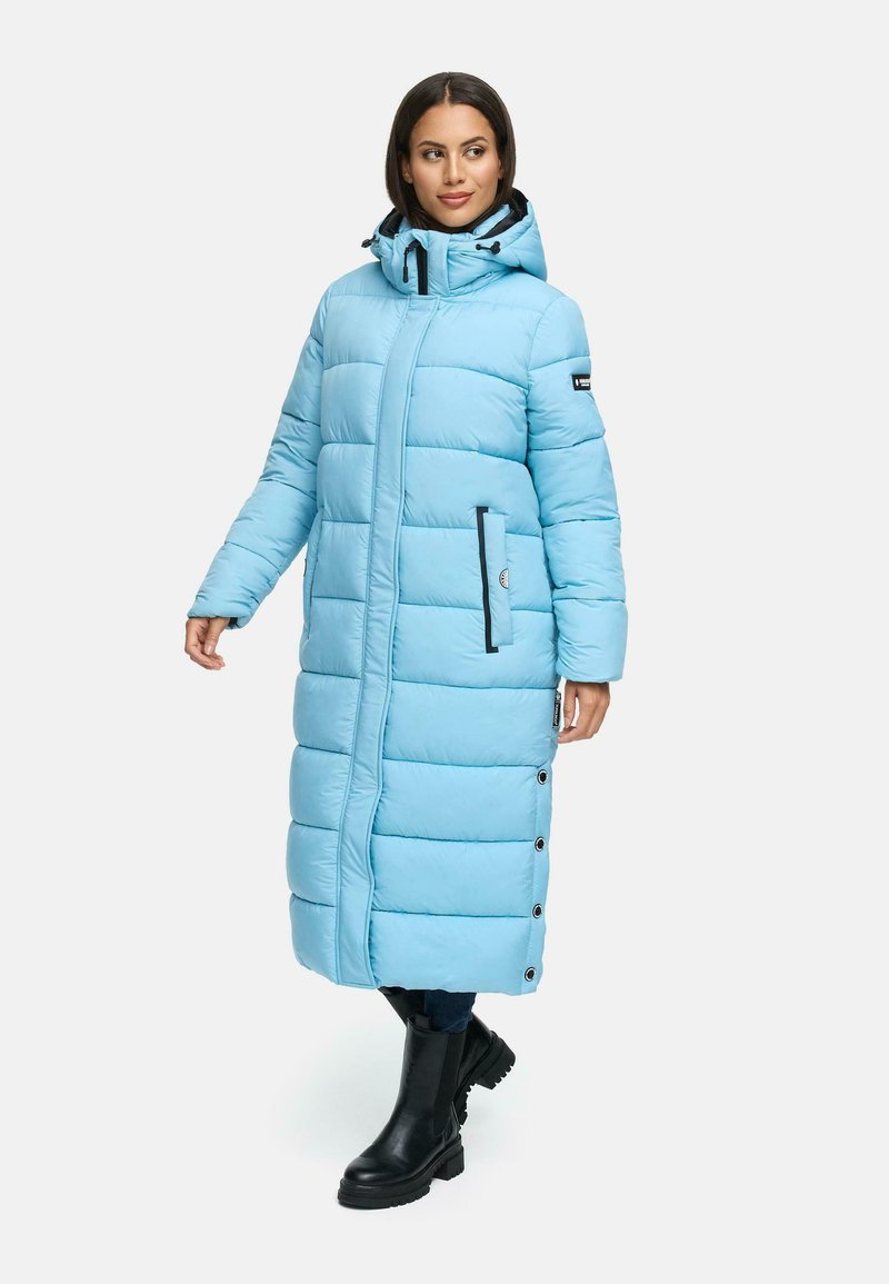 Lichtblauwe pufferjas met een lange snit, horizontale stiksel, capuchon en zijzakken; heeft knoopaccenten langs de voorkant.