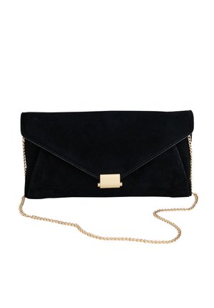 Schwarze Wildleder-Envelope-Clutch mit goldener rechteckiger Schnalle und dünnem goldfarbenem Kettenriemen vor weißem Hintergrund.