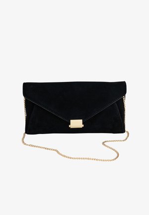 Schwarze Wildleder-Envelope-Clutch mit goldener rechteckiger Schnalle und dünnem goldfarbenem Kettenriemen vor weißem Hintergrund.