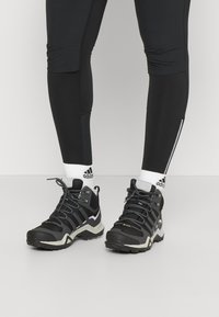 adidas Performance TERREX SWIFT R2 MID GORE-TEX - Scarpa da hiking - black