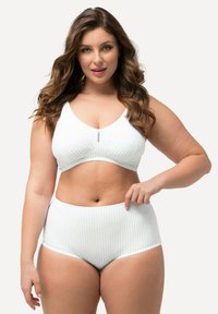 Wit gestreepte beha met kantaccenten en bijpassende hoge taille slip. Zacht materiaal, naadloze randen, met een decoratieve knop in het midden.