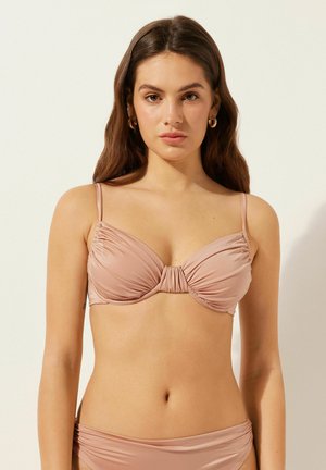 Haut de bikini rose clair avec armatures, détail de tissu froncé au centre, fines bretelles réglables et texture lisse.