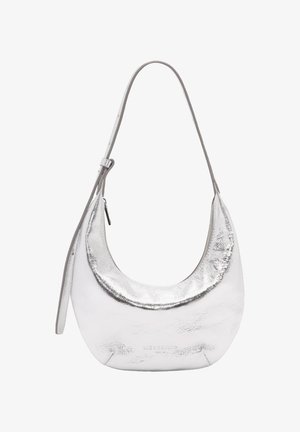 Mała, metalicznie srebrna torebka na ramię w kształcie półksiężyca, z pojedynczym paskiem i zamkiem błyskawicznym po jednej stronie.