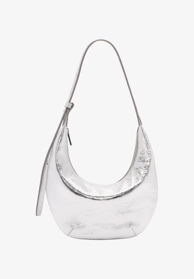 Petit sac d'épaule argent métallique en forme de croissant, avec une lanière unique et une fermeture éclair sur un côté.