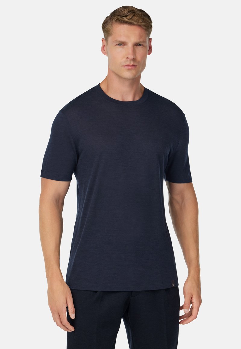 Mörkblå t-shirt med kort ärm, tillverkad av mjukt och lätt material, med rund halsutskärning och en subtil texturerad yta.