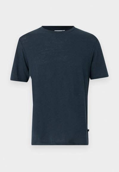 Σκούρο μπλε κοντομάνικο μπλουζάκι με στρογγυλή λαιμόκοψη και λείο ύφασμα, απλωμένο επίπεδο σε ανοιχτό γκρι φόντο.