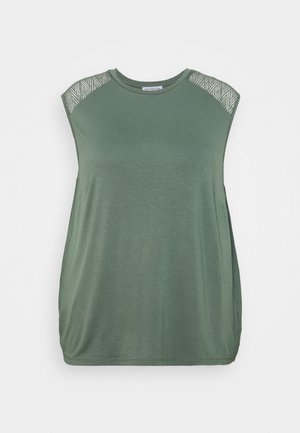 Mouwloos olijfgroen topje met ronde halslijn en geprinte meshpanelen op de schouders, losse pasvorm en gladde stof.