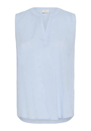 Blouse sans manches bleu clair avec un col en V et un motif texturé subtil en forme de cœur, fabriquée en tissu léger, avec une coupe ample et un ourlet arrondi.