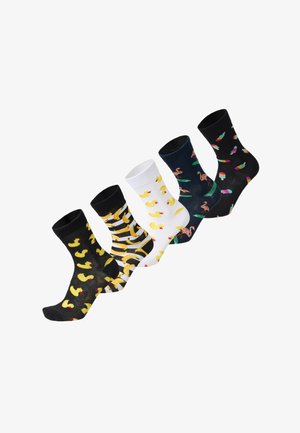 Fünf Paar bunte Socken mit Mustern von gelben Gummienten, Bananen, rosa Flamingos und mehrfarbigen Eistüten auf weißen und dunklen Hintergründen.