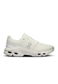 Scarpa sportiva bianca con tomaia in rete, caratterizzata da un design testurizzato, punta rinforzata e sistema di ammortizzazione Cloudtec. Logo visibile sul lato.