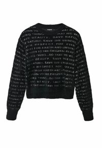 Czarny, krótki sweter o kędzierzawej fakturze, z kontrastującymi wzorami tekstowymi promującymi tematy ekologiczne. Okrągły dekolt i długie rękawy.