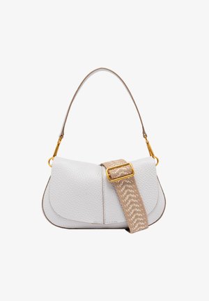 Sac à main en cuir blanc avec une forme incurvée, doté d'une bandoulière tissée beige et de accents en métal doré. Surface texturée avec des coutures contrastées.