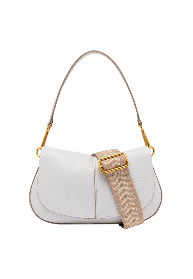 Borsa a tracolla in pelle bianca con forma curvata, dotata di una tracolla intrecciata beige e dettagli in metallo dorato. Superficie testurizzata con cuciture a contrasto.