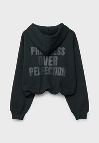 Črna kratka jopa s kapuco in dolgimi rokavi, na hrbtni strani z velikim sivim napisom "Napredek namesto popolnosti".