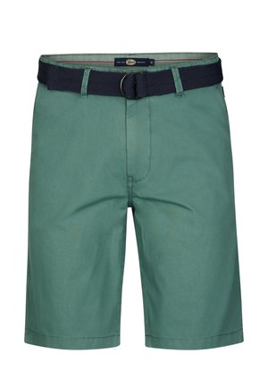 Pantaloni scurți verzi până la genunchi, cu o curea din material negru care are o cataramă metalică în formă de inel, buzunare frontale și bucle pentru curea.