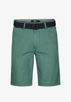 Pantaloni scurți verzi până la genunchi, cu o curea din material negru care are o cataramă metalică în formă de inel, buzunare frontale și bucle pentru curea.