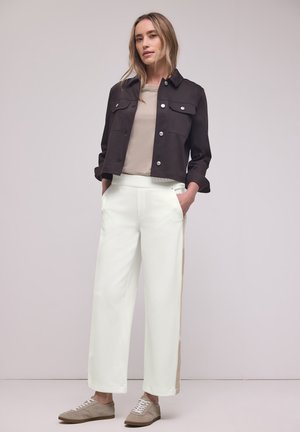 Street One WIDE  mleczny