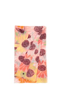 Fular floral în roz deschis cu flori mari în nuanțe de mov și galben. Material ușor, ușor transparent, cu margini desfăcute pentru un efect texturat.