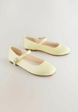 Gule satin ballet flats med rundet tå, lav hæl og en ankrem med en dekorativ rhinstenaccent.