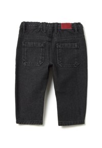 Vaqueros negros para niño pequeño con cintura elástica y dos bolsillos traseros, que cuentan con una etiqueta de la marca roja en la cintura.