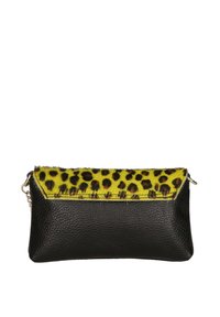 Pochette in pelle nera con finitura textured, dotata di una parte superiore gialla brillante con macchie di leopardato e hardware argentato.
