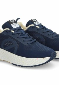 Baskets de sport bleu marine avec tige en maille, design texturé, semelle intermédiaire blanche avec des éclats colorés et bout arrondi. Équipées d'un système de laçage et d'un logo.