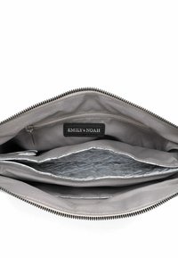 Bolsita de tela gris con un zipper negro, que cuenta con un compartimento principal, dos bolsillos interiores y una etiqueta "Emily & Noah" en el interior.