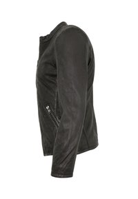 Schwarze Lederjacke mit einer seitlichen Reißverschlusstasche, leichtem Material, figurbetonter Passform und hohem Kragen, im Profilansicht präsentiert.