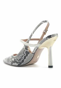 Slingback peto v špici v sivi in beli barvi z vzorcem kače. Ima stiletto peto z kovinskim poudarkom in ozkim trakcem za gleženj. Gladka tekstura.