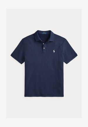 Μπλε σκούρο κοντομάνικο πόλο πουκάμισο με γιακά, πλακέτα με δύο κουμπιά και μικρό λευκό κεντητό λογότυπο αλόγου στο αριστερό στήθος.