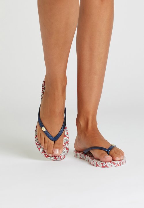 nu pieds rouge vernis