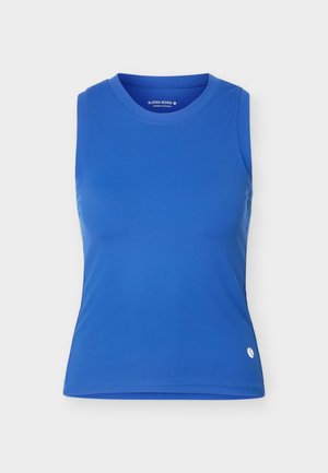 Μπλε αμάνικη αθλητική μπλούζα με στρογγυλή λαιμόκοψη και μικρό λευκό λογότυπο κοντά στο τελείωμα σε μονόχρωμο φόντο.