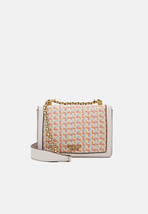 Kleine weiße Umhängetasche mit mehrfarbigem gewebtem Muster vorne, goldener Kette und goldenem Guess-Logo auf der Frontklappe.