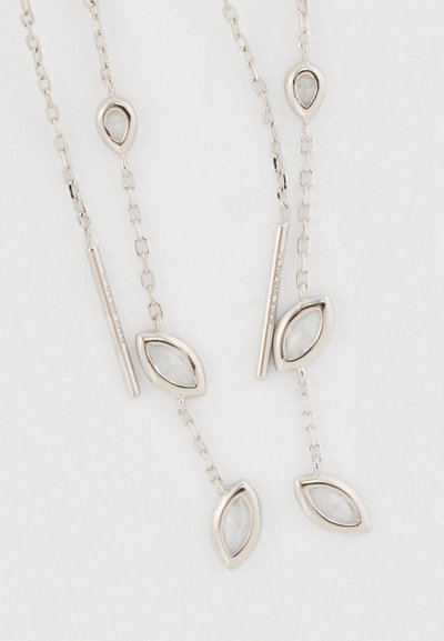 Ασημένιο κολιέ με επιμηκυμένους κρίκους, διακοσμητικά μαρκασίτη και φυλλαράκια κρεμαστά, κάθε ένα με διαφανές κέντρο.