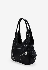 Bolso de cuero negro con dos asas, que cuenta con bolsillos con cremallera plateados, remaches de metal y una superficie suave y texturizada.