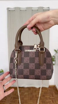 Borsa a mano a scacchi marroni realizzata in materiale testurizzato, con doppi manici superiori, una tracolla in catena argentata removibile e chiusura con zip.