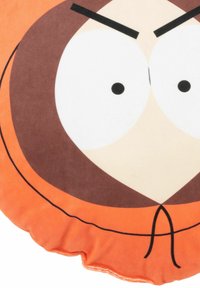 Cuscino rotondo con il volto di un personaggio dei cartoni animati. Colori: arancione, marrone, bianco. Dettagli notevoli includono grandi occhi, sopracciglia e una "A" prominente.