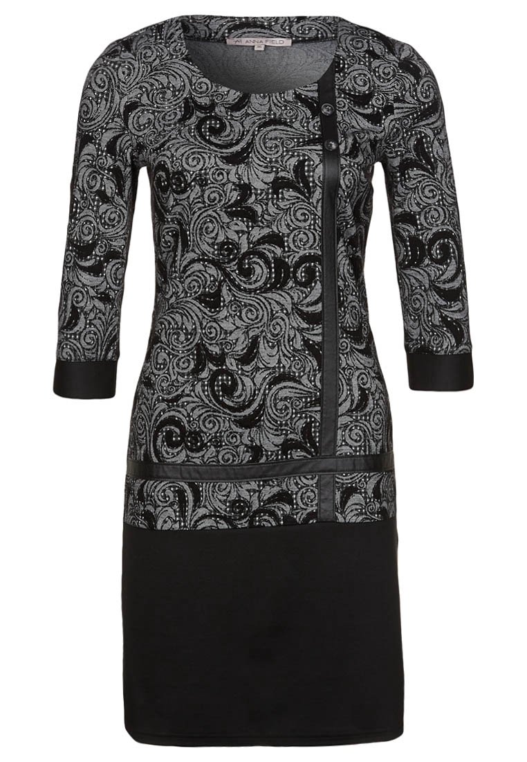 Svart klänning med trekvartsärmar, med ett silver paisleymönster, texturerad tyg och en svart läderdetalj längs framsidan.