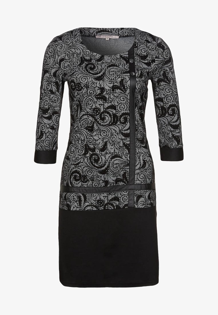 Svart klänning med trekvartsärmar, med ett silver paisleymönster, texturerad tyg och en svart läderdetalj längs framsidan.