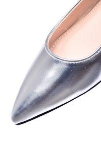 Stivaletto argentato con punta affilata, realizzato in pelle liscia e con collo arrotondato. Presenta una suola nera e una foderatura interna di colore chiaro.