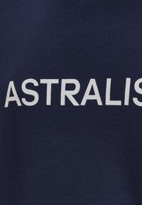 Marinblått tyg med vit text som säger "ASTRALIS." Ytan är slät med en lätt glans som framhäver bokstäverna.