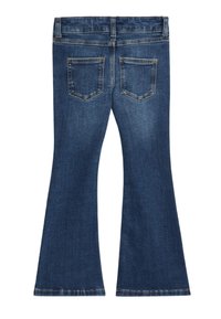 Uppfällda blå denimjeans med en slät textur, fem fickor och kontrasterande sömnadsdetaljer. Bakfickorna är diamantformade.