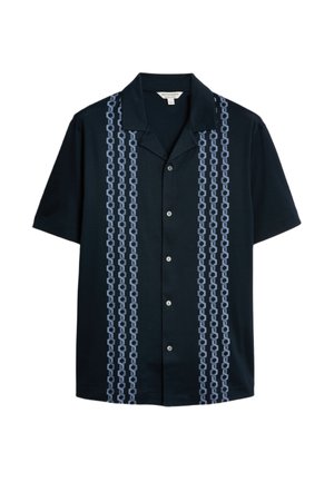 Zwart shirt met korte mouwen, voorzien van een blauw kettingpatroon, knoopsluitingen en een afgeknipte kraag. Gemaakt van lichte stof.