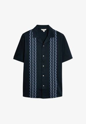 Zwart shirt met korte mouwen, voorzien van een blauw kettingpatroon, knoopsluitingen en een afgeknipte kraag. Gemaakt van lichte stof.
