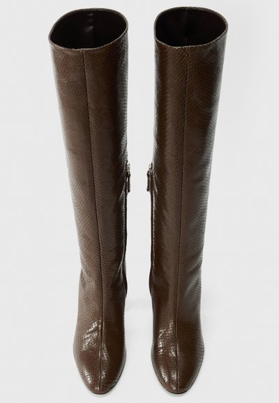 Botas marrones hasta la rodilla con un patrón de piel de serpiente texturizado, puntera afilada y cremalleras laterales. Acabado suave y diseño alto y ajustado.