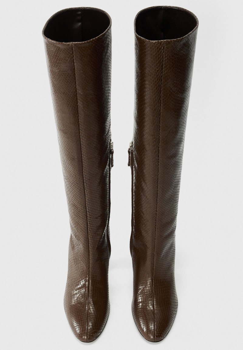 Braune knielange Stiefel mit einem strukturierten Schlangenledermuster, spitzen Zehen und seitlichen Reißverschlüssen. Glatte Oberfläche und hohes, tailliertes Design.