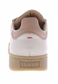 Weiße Ledersneaker mit beigem Fersenpanel, strukturiertem Gummisohle und dezenten roten Nähten. Mit der Aufschrift "LLOYD" auf der Rückseite.